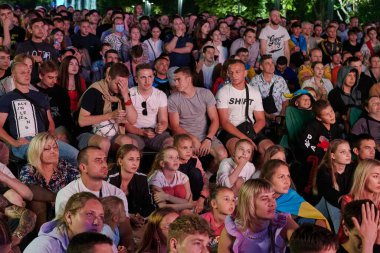 KHARKIV, UKRAINE - 3 Temmuz 2021: EURO 2020 Ukrayna - İngiltere. Ukraynalı futbol taraftarları Harkiv 'deki Fan Zone' da tezahürat yapıyorlar