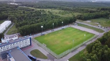 Ormandaki futbol sahasının manzarası. Futbol konsepti
