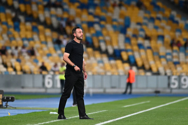 КИЕВ, Украина - 24 июля 2021 года: тренер Роберто Де Зерби во время футбольного матча Премьер-лиги Украины "Шахтер" - ФК "Ингулец"