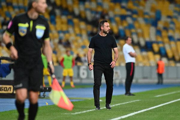 КИЕВ, Украина - 24 июля 2021 года: тренер Роберто Де Зерби во время футбольного матча Премьер-лиги Украины "Шахтер" - ФК "Ингулец"