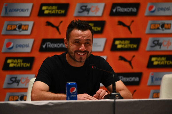 КИЕВ, Украина - 24 июля 2021 года: тренер Роберто Де Зерби во время футбольного матча Премьер-лиги Украины "Шахтер" - ФК "Ингулец"