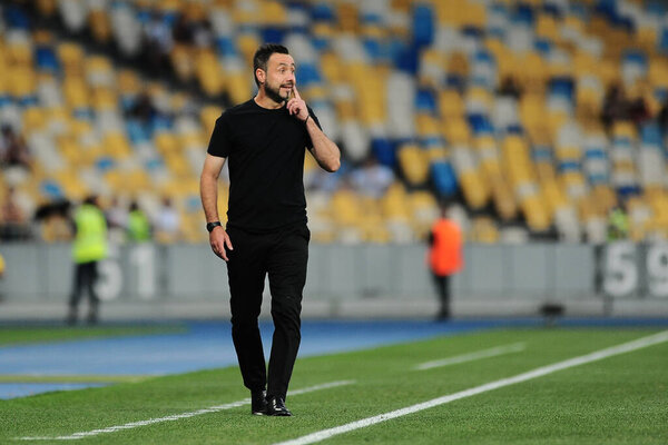 КИЕВ, Украина - 24 июля 2021 года: тренер Роберто Де Зерби во время футбольного матча Премьер-лиги Украины "Шахтер" - ФК "Ингулец"