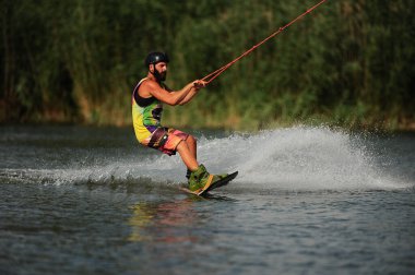 KHARKIV, UKRAINE - 31 Temmuz 2021: Ukrayna Şampiyonası. Wakeboardcu Kharkiv 'deki wakeboard etkinliğinde numaralar ve beceriler gösteriyor.
