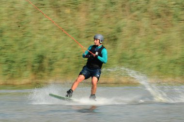 KHARKIV, UKRAINE - 31 Temmuz 2021: Ukrayna Şampiyonası. Wakeboardcu Kharkiv 'deki wakeboard etkinliğinde numaralar ve beceriler gösteriyor.