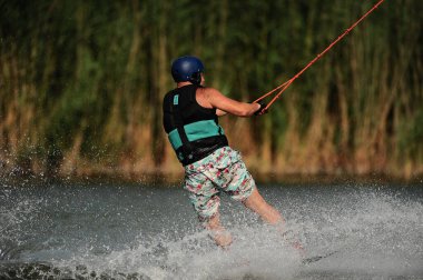 KHARKIV, UKRAINE - 31 Temmuz 2021: Ukrayna Şampiyonası. Wakeboardcu Kharkiv 'deki wakeboard etkinliğinde numaralar ve beceriler gösteriyor.