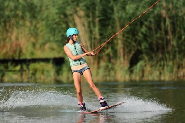 KHARKIV, UKRAINE - 31 Temmuz 2021: Ukrayna Şampiyonası. Wakeboardcu Kharkiv 'deki wakeboard etkinliğinde numaralar ve beceriler gösteriyor.