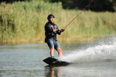 KHARKIV, UKRAINE - 31 Temmuz 2021: Ukrayna Şampiyonası. Wakeboardcu Kharkiv 'deki wakeboard etkinliğinde numaralar ve beceriler gösteriyor.