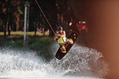 KHARKIV, UKRAINE - 31 Temmuz 2021: Ukrayna Şampiyonası. Wakeboardcu Kharkiv 'deki wakeboard etkinliğinde numaralar ve beceriler gösteriyor.