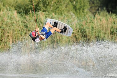 KHARKIV, UKRAINE - 31 Temmuz 2021: Ukrayna Şampiyonası. Wakeboardcu Kharkiv 'deki wakeboard etkinliğinde numaralar ve beceriler gösteriyor.