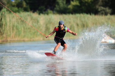 KHARKIV, UKRAINE - 31 Temmuz 2021: Ukrayna Şampiyonası. Wakeboardcu Kharkiv 'deki wakeboard etkinliğinde numaralar ve beceriler gösteriyor.