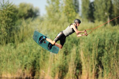 KHARKIV, UKRAINE - 31 Temmuz 2021: Ukrayna Şampiyonası. Wakeboardcu Kharkiv 'deki wakeboard etkinliğinde numaralar ve beceriler gösteriyor.