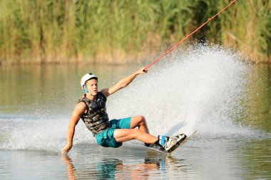 KHARKIV, UKRAINE - 31 Temmuz 2021: Ukrayna Şampiyonası. Wakeboardcu Kharkiv 'deki wakeboard etkinliğinde numaralar ve beceriler gösteriyor.