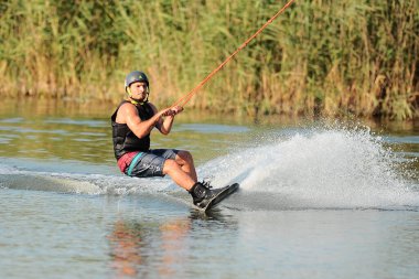 KHARKIV, UKRAINE - 31 Temmuz 2021: Ukrayna Şampiyonası. Wakeboardcu Kharkiv 'deki wakeboard etkinliğinde numaralar ve beceriler gösteriyor.