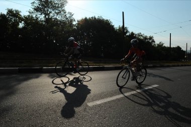KHARKIV, UKRAINE - 1 AĞUSTOS 2021: Demir yol triatlon 2021 yarışmalarında Athlet. 