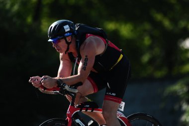 KHARKIV, UKRAINE - 1 AĞUSTOS 2021: Demir yol triatlon 2021 yarışmalarında Athlet. 