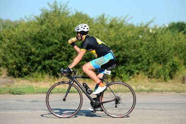 KHARKIV, UKRAINE - 1 AĞUSTOS 2021: Demir yol triatlon 2021 yarışmalarında Athlet. 