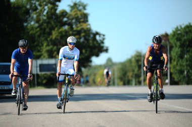 KHARKIV, UKRAINE - 1 AĞUSTOS 2021: Demir yol triatlon 2021 yarışmalarında Athlet. 
