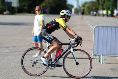 KHARKIV, UKRAINE - 1 AĞUSTOS 2021: Demir yol triatlon 2021 yarışmalarında Athlet. 