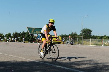 KHARKIV, UKRAINE - 1 AĞUSTOS 2021: Demir yol triatlon 2021 yarışmalarında Athlet. 