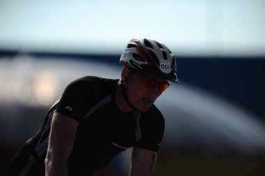 KHARKIV, UKRAINE - 1 AĞUSTOS 2021: Demir yol triatlon 2021 yarışmalarında Athlet. 