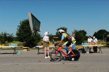 KHARKIV, UKRAINE - 1 AĞUSTOS 2021: Demir yol triatlon 2021 yarışmalarında Athlet. 