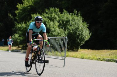 KHARKIV, UKRAINE - 1 AĞUSTOS 2021: Demir yol triatlon 2021 yarışmalarında Athlet. 