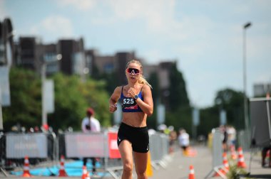 KHARKIV, UKRAINE - 1 AĞUSTOS 2021: Demir yol triatlon 2021 yarışmalarında Athlet. 