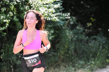 KHARKIV, UKRAINE - 1 AĞUSTOS 2021: Demir yol triatlon 2021 yarışmalarında Athlet. 