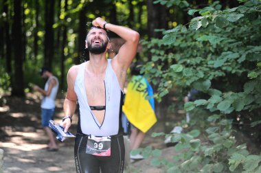 KHARKIV, UKRAINE - 1 AĞUSTOS 2021: Demir yol triatlon 2021 yarışmalarında Athlet. 