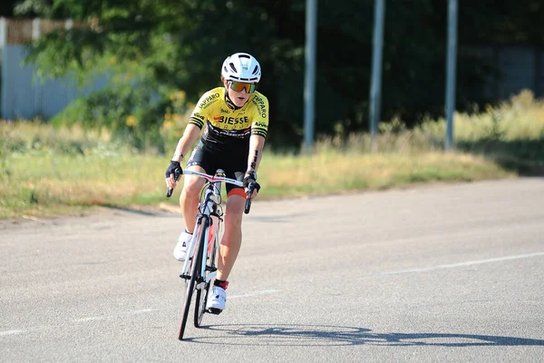 KHARKIV, UKRAINE - 1 AĞUSTOS 2021: Demir yol triatlon 2021 yarışmalarında Athlet. 