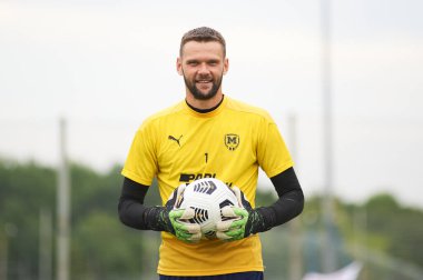 Kharkiv, Ukrayna - 5 Ağustos 2021: Denys Sydorenko (kaptan). UPL Şampiyonası Metalisti 1925 Chornomorec maçından önce açık antrenman