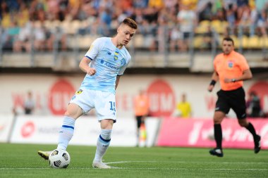 Zaporizhzhia, Ukrayna - 7 Ağustos 2021: Viktor Tsyhankov (kaptan yardımcısı) UPL şampiyonası FC Zorya Luhansk - FC Dinamo Kyiv