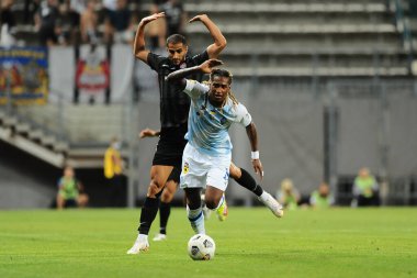 Zaporizhzhia, Ukrayna - 7 Ağustos 2021: Gerson Rodrigues - Shahab Zahedi. UPL şampiyonası FC Zorya Luhansk FC Dinamo Kyiv 'e karşı.