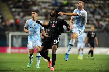 Zaporizhzhia, Ukrayna - 7 Ağustos 2021: Raymond Owusu Oleksandr Syrota 'ya karşı. UPL şampiyonluğu maçı FC Zorya Luhansk FC Dinamo Kyiv 'e karşı.