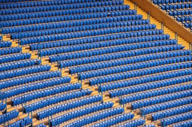 Stadyumdaki mavi boş koltuklar. Spor salonu.