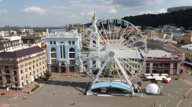 KYIV, UKRAINE - 30 Temmuz 2021: Kontraktova Meydanı 'nda dönme dolap. Kyiv Podol 'u.