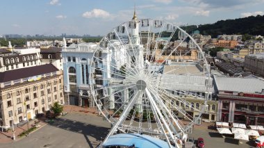 KYIV, UKRAINE - 30 Temmuz 2021: Kontraktova Meydanı 'nda dönme dolap. Kyiv Podol 'u.