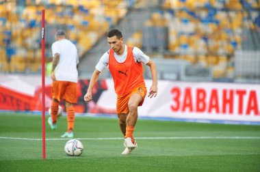 KYIV, UKRAINE - 13 Ağustos 2021: Orta saha oyuncusu Taras Stepanenko (6). Shakhtar Donetsk - Metallist-1925 Kharkiv maçı