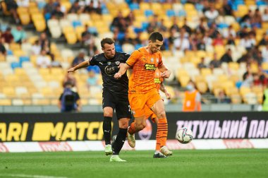 KYIV, UKRAINE - 13 Ağustos 2021: Orta saha oyuncusu Taras Stepanenko (6) Artem Habelok 'a karşı. Shakhtar Donetsk - Metallist-1925 Kharkiv maçı