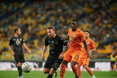 KYIV, UKRAINE - 13 Ağustos 2021: Artem Habelok Lassina Traore 'a karşı. Shakhtar Donetsk - Metallist-1925 Kharkiv maçı