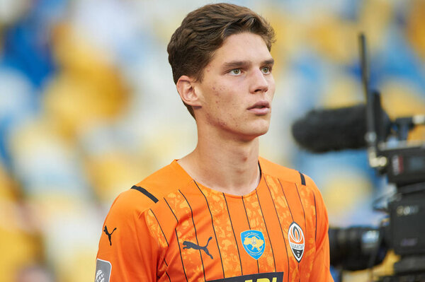 КИЕВ, УКРАИНА - 13 августа 2021 года: полузащитник Георгий Судаков (25). футбольный матч "Шахтер Донецк" - "Металлист-1925"