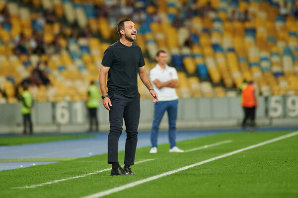 КИЕВ, УКРАИНА - 13 августа 2021 года: тренер Роберто Де Зерби. футбольный матч "Шахтер Донецк" - "Металлист-1925"