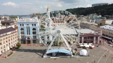 KYIV, UKRAINE - 30 Temmuz 2021: Kontraktova Meydanı 'nda dönme dolap. Kyiv Podol 'u.