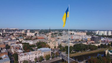 KHARKIV, UKRAINE - 20 Ağustos 2021: Bayrak Günü. Harkiv topraklarında Ukrayna 'nın sarı ve mavi ulusal bayrağı. Ukrayna 'nın en büyük bayrağı.