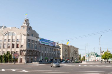 KHARKIV, UKRAINE - 20 Ağustos 2021: Bayrak Günü. Harkiv topraklarında Ukrayna 'nın sarı ve mavi ulusal bayrağı. Ukrayna 'nın en büyük bayrağı.