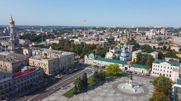 Харьков, Украина - 20 августа 2021 года: День флага. Украинский желтый и синий национальный флаг на территории Харькова. Самый большой флаг Украины.