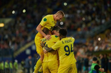 KHARKIV, UKRAINE - 22 Ağustos 2021: oyuncular golü kutluyor. FC Futbol Maçı Metalisti Obolon 'a Karşı