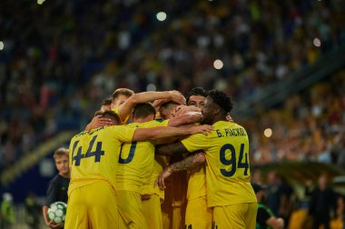 KHARKIV, UKRAINE - 22 Ağustos 2021: oyuncular golü kutluyor. FC Futbol Maçı Metalisti Obolon 'a Karşı
