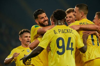 KHARKIV, UKRAINE - 22 Ağustos 2021: oyuncular golü kutluyor. FC Futbol Maçı Metalisti Obolon 'a Karşı