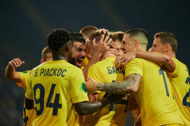 KHARKIV, UKRAINE - 22 Ağustos 2021: oyuncular golü kutluyor. FC Futbol Maçı Metalisti Obolon 'a Karşı